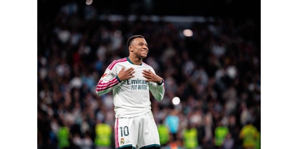 Dois golos de Kylian Mbappé garantem a vitória sobre o Barcelona Dois golos de Kylian Mbappé garantem a vitória sobre o Barcelona